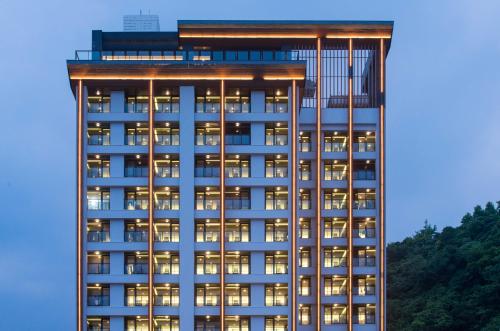 un edificio alto con muchas ventanas al atardecer en Lakeshore Hotel Suao en Suao