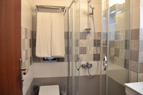 uma casa de banho com uma cabina de duche em vidro e um WC. em Maris Butik Hotel em Turunç