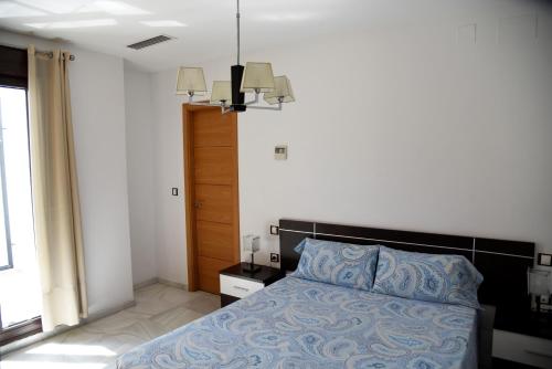 Un pat sau paturi într-o cameră la Modern Atico, Close Macarena/Sevilla center