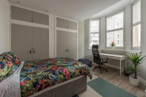 Säng eller sängar i ett rum på Haymarket Spacious 3 Bedroom Street Level