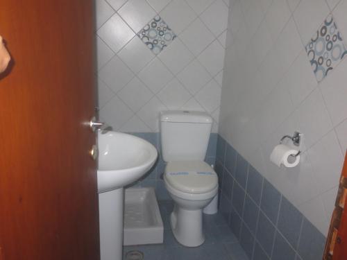uma pequena casa de banho com WC e lavatório em Fantasia House em Alonissos