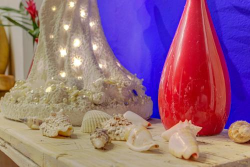 a table with some shells and vases on it at A Casa de Gabriella in Itacaré