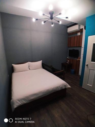 a bedroom with a bed and a ceiling fan at 玖拾捌民宿-98bnb in Hualien City