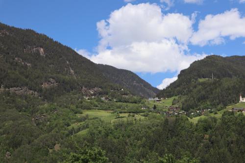 a view of a valley in the mountains at Ferienwohnung Lenz in Sautens