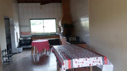 Ένα ή περισσότερα κρεβάτια σε δωμάτιο στο Chácara moquem 2