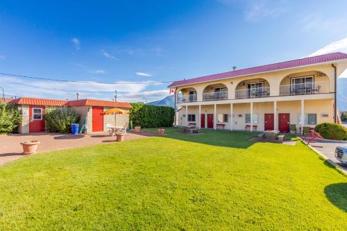 a large yard in front of a building at Westridge Motor Inn in Osoyoos