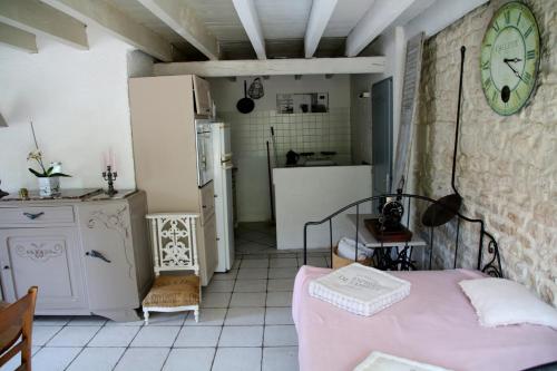 Η κουζίνα ή μικρή κουζίνα στο Maison d'hôtes LE LAVOIR