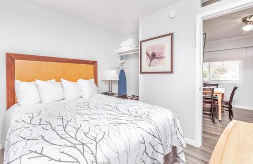 a bedroom with a bed and a dining room at Westridge Motor Inn in Osoyoos