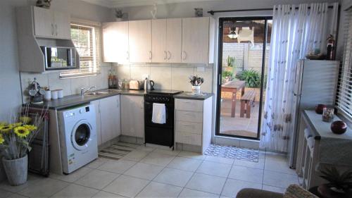 Η κουζίνα ή μικρή κουζίνα στο See Rus Self catering unit in Westbrook KZN Private Neat and Cosy