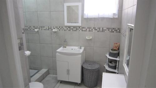 Ένα μπάνιο στο See Rus Self catering unit in Westbrook KZN Private Neat and Cosy