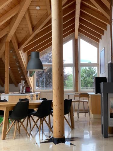 uma cozinha e sala de jantar com mesa e cadeiras em City Dachterassenwohnung em Rosenheim