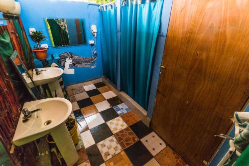 La salle de bains est pourvue d'un lavabo, de toilettes et d'une douche. dans l'établissement Bodhi Hostel & Lounge, à El Valle de Antón