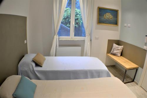 Un dormitorio pequeño con una cama y una ventana. en CaseMaggi Beach House Terrace, en Portovenere