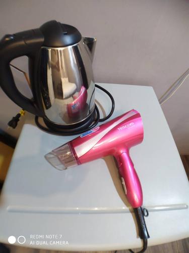 a pink toothbrush sitting on top of a counter at 玖拾捌民宿-98bnb in Hualien City