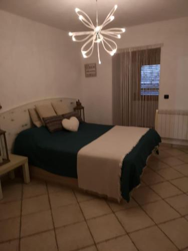 ログローニョにあるEstupendo Apartamentoのベッドルーム1室(ベッド1台、シーリングファン付)