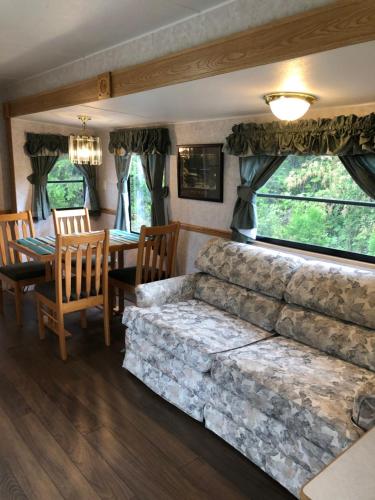 ein Wohnzimmer mit einem Sofa und einem Tisch in der Unterkunft Garden Bay Hideaway - Glamping in Garden Bay