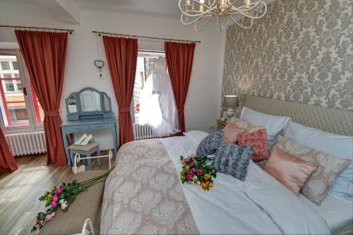 a bedroom with a bed with flowers on it at Křišťanka - kouzelné apartmány in Prachatice