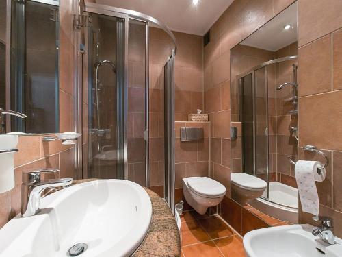 ein Bad mit einem Waschbecken, einem WC und einer Dusche in der Unterkunft OLSZA RESIDENCE Cozy & quiet 2 level apartment in Krakau