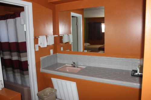 Koupelna v ubytování Budget Inn Pulaski