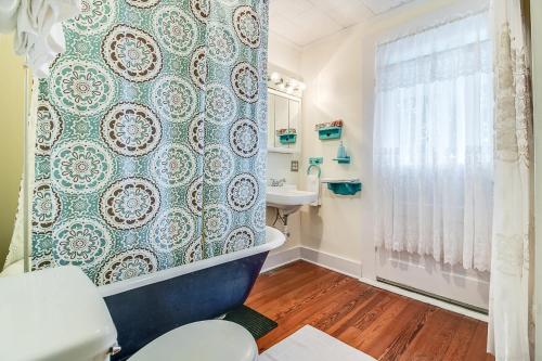 a bathroom with a toilet and a sink at T'Frere's Bed & Breakfast in Lafayette