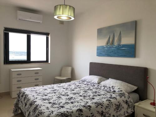 Un pat sau paturi într-o cameră la Modern Apartment with sea view