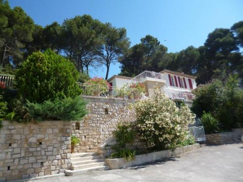 a house on top of a stone wall at T2 de la Bastide Rouge vue exceptionnelle (180°) sur Aix domaine privé T2 indépendant de 37 m2 avec terrasse exposée plein sud Piscine 10 X 5 in Aix-en-Provence