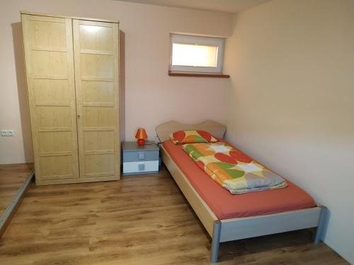 Tempat tidur dalam kamar di Monteur - Ferienwohnung - Marburg-Biedenkopf - Steffenberg - mit Balkon