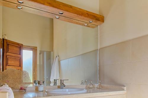 a bathroom with two sinks and a large mirror at Sabina Hotel in Arenas de San Pedro