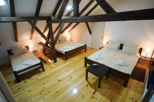 Habitación con suelo de madera y vistas panorámicas a 2 camas. en Epicenter, en Niš