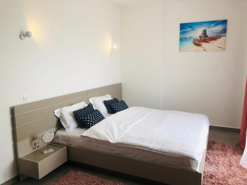 Un pat sau paturi într-o cameră la Mamaia Lake View