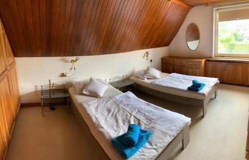 Cette chambre comprend 2 lits et un miroir. dans l'établissement Einfamilienhaus Garbsen Havelse, à Garbsen