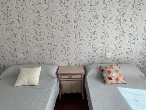 เตียงในห้องที่ Apartamento privado a 15 minutos de Santiago y 15 de las playas de Noia y Barbanza