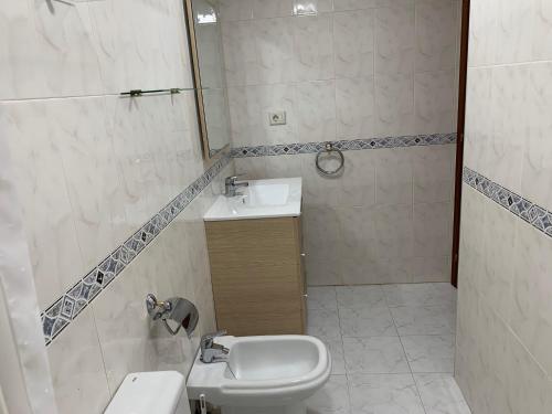 ห้องน้ำของ Apartamento privado a 15 minutos de Santiago y 15 de las playas de Noia y Barbanza