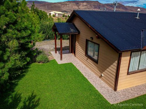 una casa con un panel solar a un lado. en Patagonia Suites en El Calafate