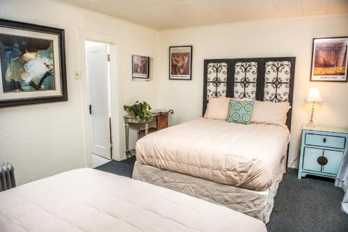 a bedroom with two beds in a room at Jonquil Motel in Bisbee