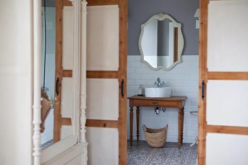 a bathroom with a sink and a mirror at Posada Seis Leguas in Ríocorvo