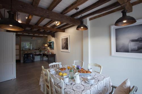 a dining room with a table with food on it at Posada Seis Leguas in Ríocorvo