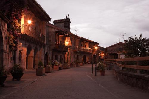 an empty street with buildings and potted plants at Posada Seis Leguas in Ríocorvo