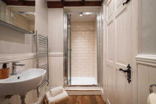 un baño con lavabo y ducha en Crow Hall - Luxury Holiday Accommodation, en Reeth