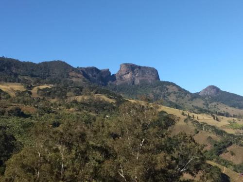 a view of the mountains from the top of the hill at chales azaleia todos in São Bento do Sapucaí