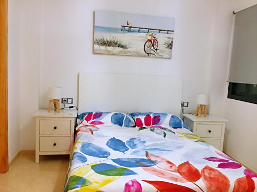 מיטה או מיטות בחדר ב-Apartamentos Deluxe Roquetas de Mar con Golf y Piscina Climatizada, Parking privado