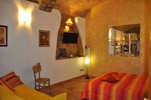 オルヴィエートにあるIl Nido dei Ricordiのベッドルーム1室(ベッド1台、椅子1脚付)