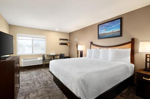 Postel nebo postele na pokoji v ubytování Travelodge by Wyndham Lake Havasu