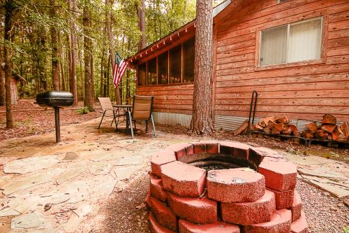a brick fire pit in front of a cabin at The Lazy Squirrel in Tyler