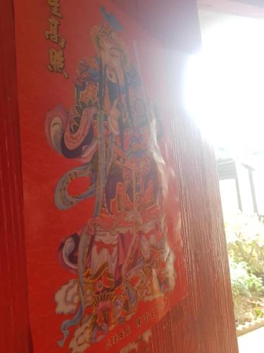 a painting on the side of a red book at Eternal Seaside House in Nangan