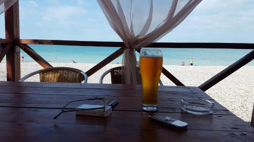 シェプシにある26 Gavan'のビーチの木製テーブルに座るビール1杯