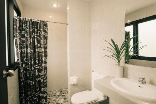 W łazience znajduje się toaleta, umywalka i prysznic. w obiekcie KoHabitat Samui w mieście Bophut
