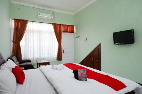 Ένα ή περισσότερα κρεβάτια σε δωμάτιο στο RedDoorz Plus near Stadion Wijaya Kusuma