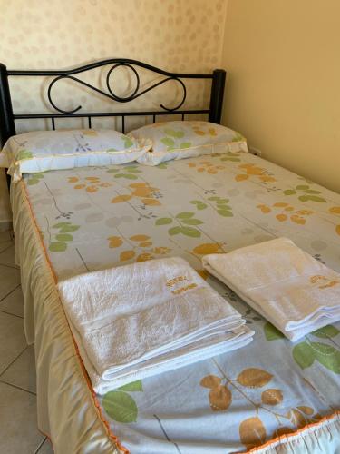 Una cama con toallas encima. en HOTEL SUNSHINE AIRE ACND y WIFI ZONE en Tonsupa