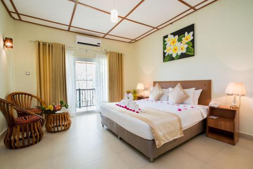 een slaapkamer met een groot bed en een raam bij Sungreen Resort in Habarana